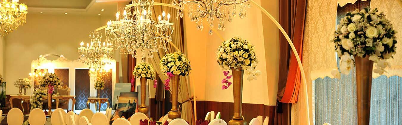گل آرایی زیبا سالن عروسی در باغ و تالار مجلل تشریفات عروسی